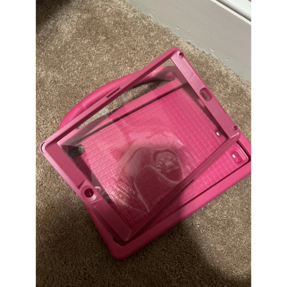Ipad 5th /6th generation case Pink color 9.5”used